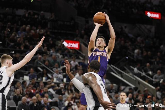 罗德里戈绯闻女友晒沙滩健美照 川字腹肌配小麦色